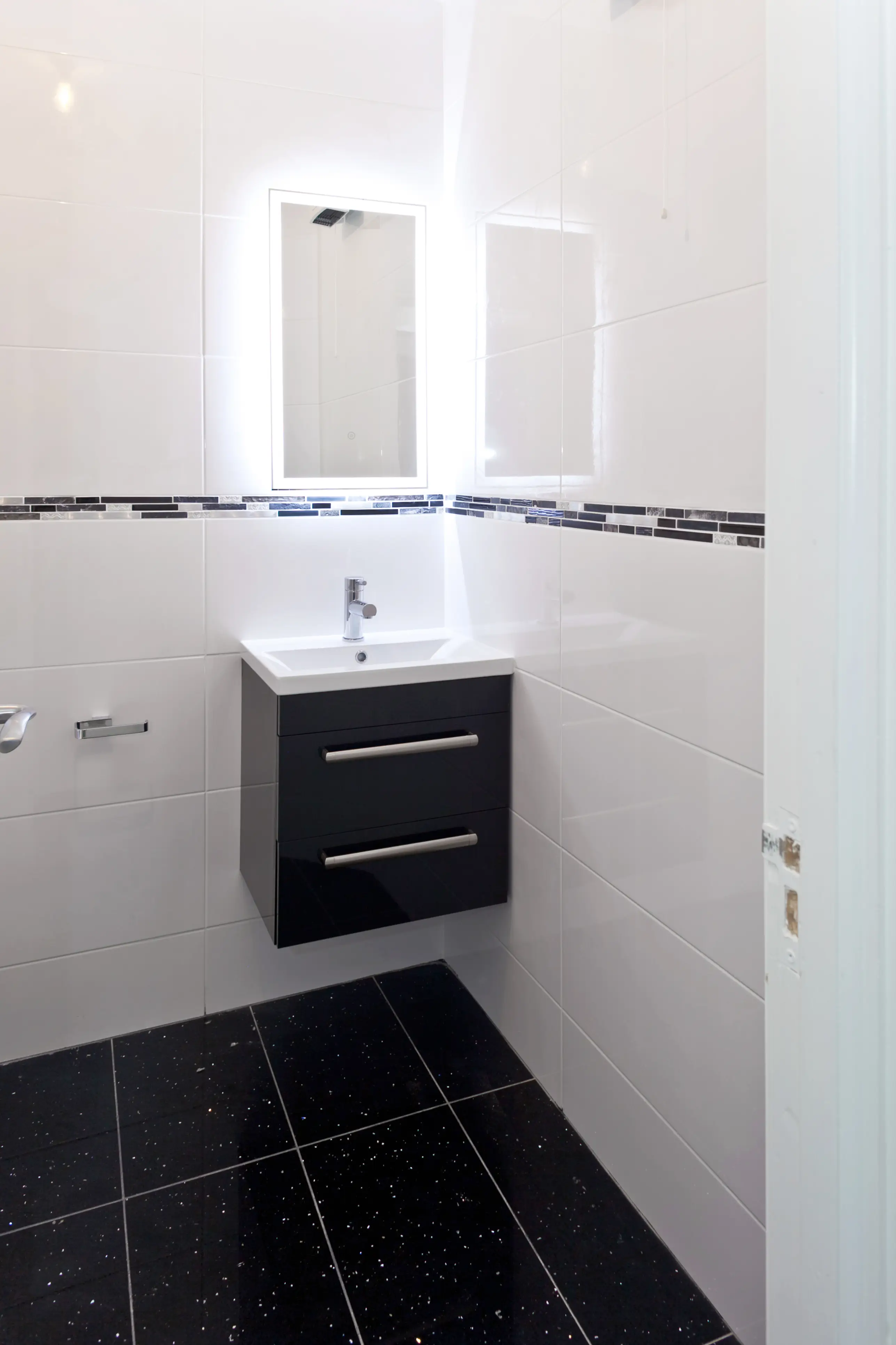 Minimalist bathroom with premium tiles